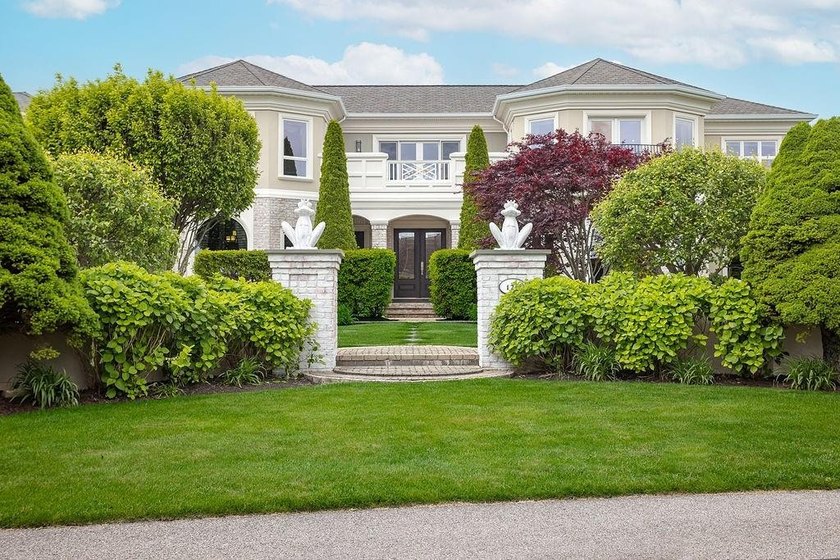 Set behind layers of mature landscaping and sculpted hedges - photo 4