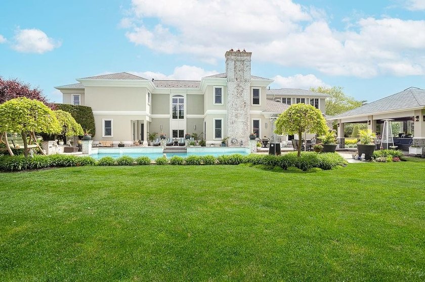 Set behind layers of mature landscaping and sculpted hedges - photo 6