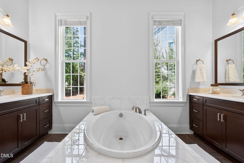 Beautifully appointed Hasentree home offering refined living - photo 22