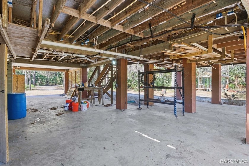 Architecturally distinctive cedar-sided post-and-beam home - photo 40