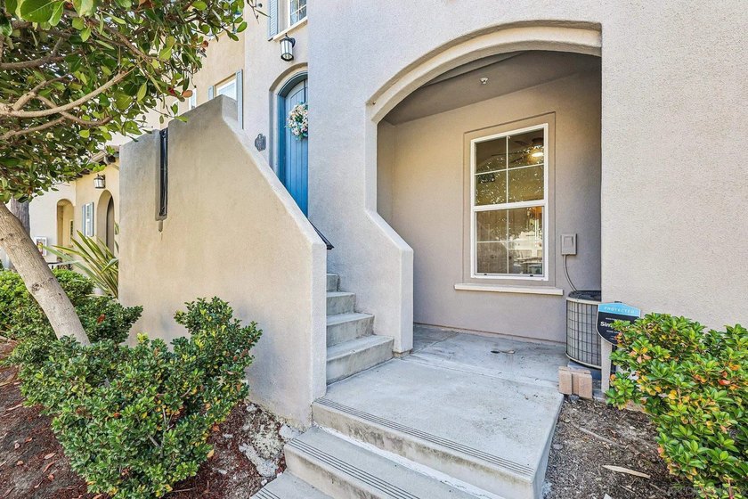 BEAUTIFULLY APPOINTED 2 BEDROOM, 2.5 BATH TOWNHOME WITH DUAL - photo 3