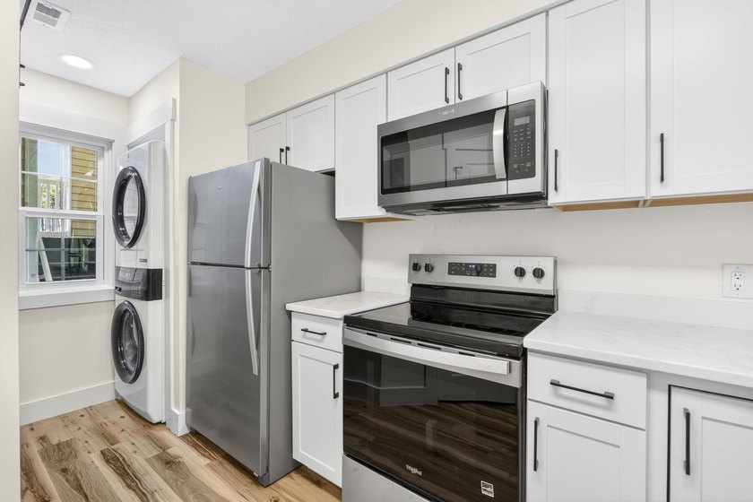 Fully renovated, ground-floor end-unit two-bedroom, two-bathroom - photo 7
