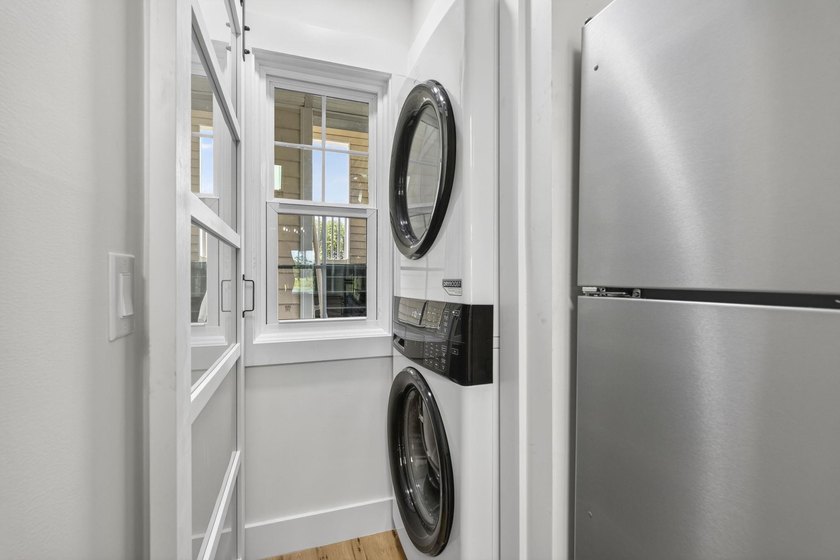 Fully renovated, ground-floor end-unit two-bedroom, two-bathroom - photo 8