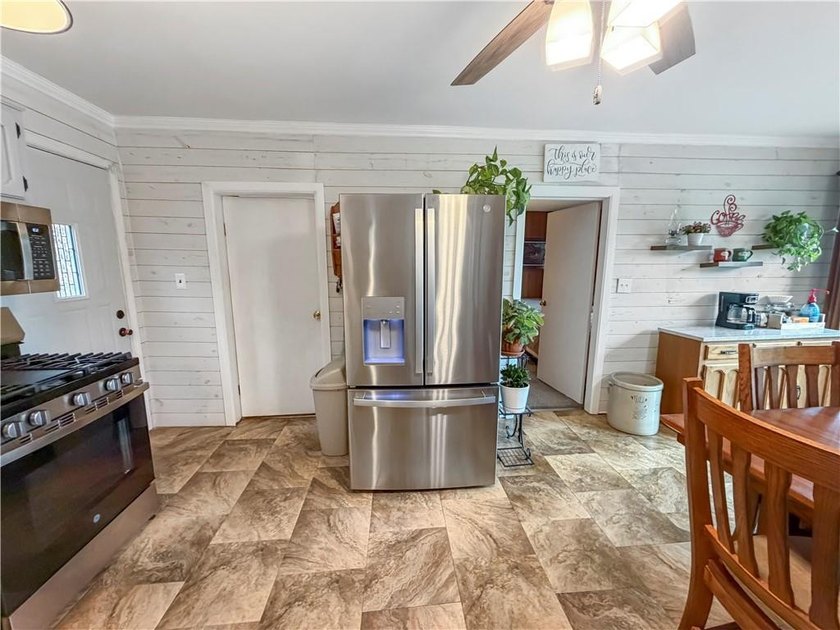 Welcome to your Lake of the Ozarks waterfront home with distinct - photo 9