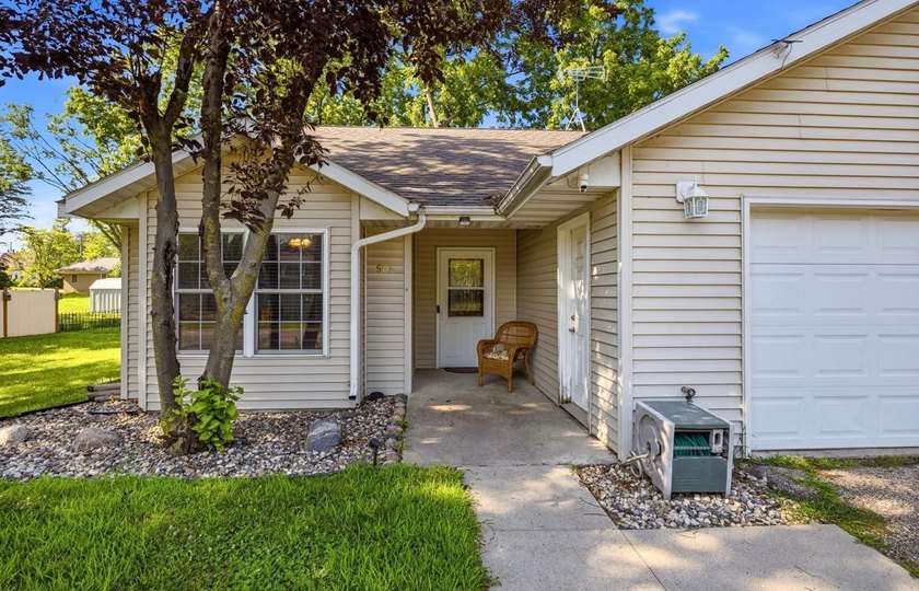 Beautiful One-Level Living at its finest...Spacious 2 Bedroom 2 - photo 3