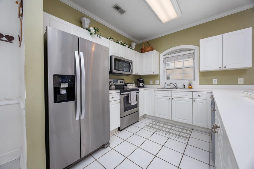 Well maintained second floor furnished two bedroom two bath unit - photo 8