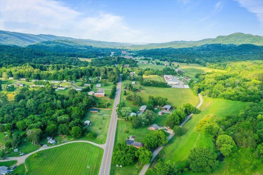 Great well-maintained building on just under an acre available - photo 37