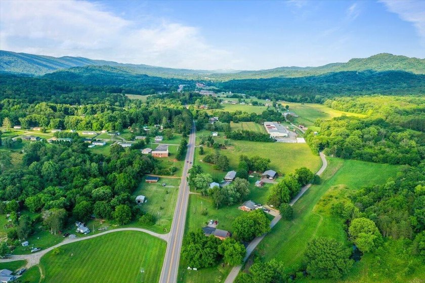 Great well-maintained building on just under an acre available - photo 38