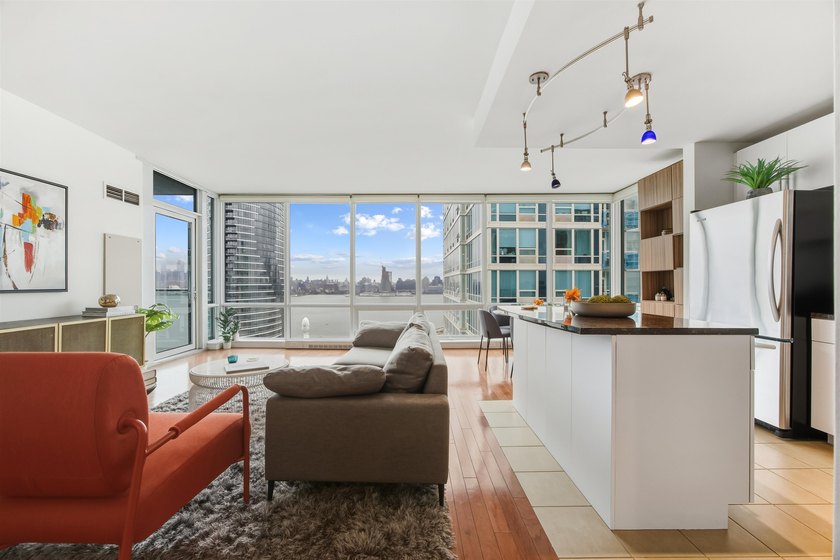 Corner East Facing 2 Bed, 2 Bath with Private Balcony. Enjoy - photo 3
