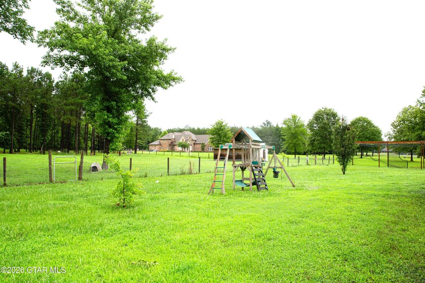 Beautiful home with country charm, this home offers the perfect - photo 28