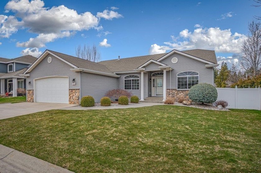 Beautiful Spokane Valley Home! This 4-bed, 3 bath home is - photo 2