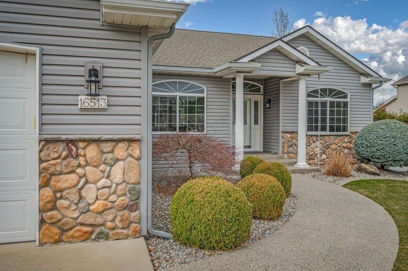 Beautiful Spokane Valley Home! This 4-bed, 3 bath home is - photo 3