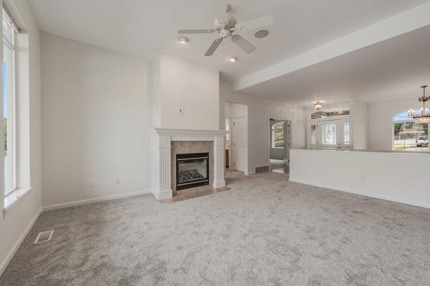 Beautiful Spokane Valley Home! This 4-bed, 3 bath home is - photo 8