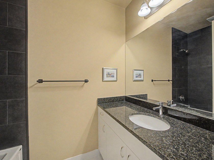 Welcome to this extensively upgraded 2-bedroom plus den, 2 1/2 - photo 21