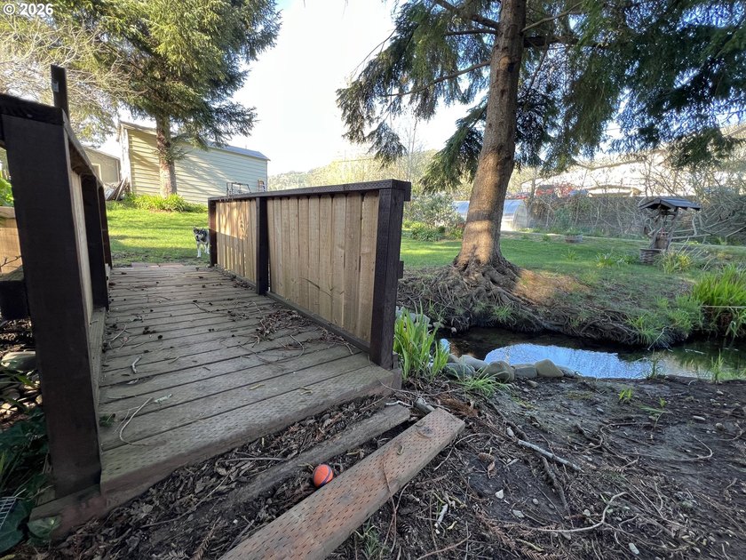 16126 Gustafson offers a warm and inviting slice of Oregon - photo 3