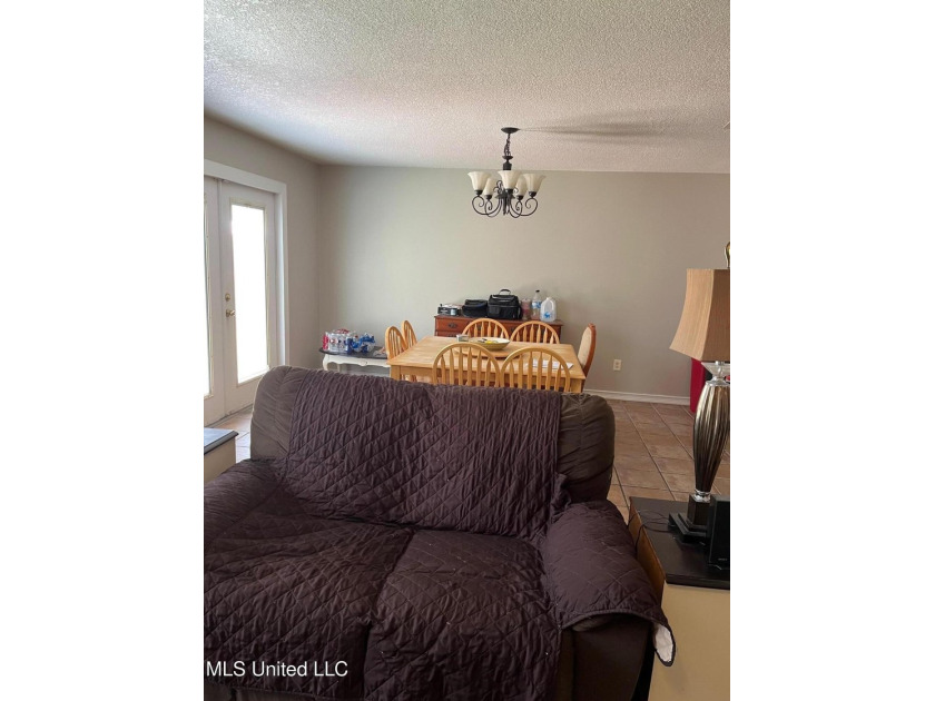 GREAT NEIGHBORHOOD,NICE HOME-TENANT ON MONTH TO MONTH,GOOD FLOOR - photo 3