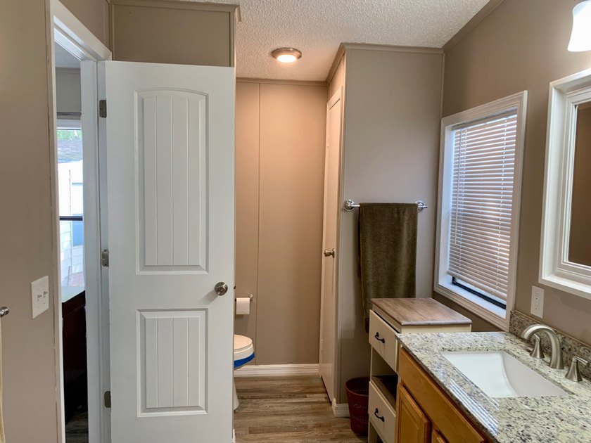 Charming 2 bedroom, 2 bath, 1989 double-wide mobile home is - photo 21