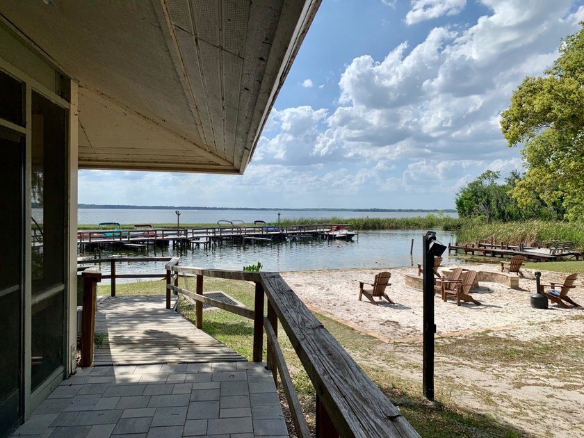 Charming 2 bedroom, 2 bath, 1989 double-wide mobile home is - photo 27
