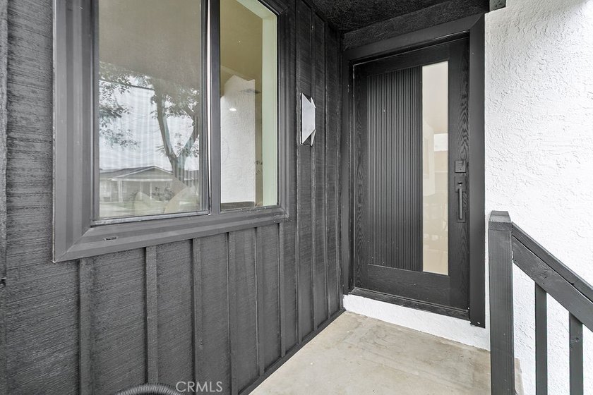 Renovated and Gorgeous: 3 HOMES on 1 LOT. Lease this compound - photo 2