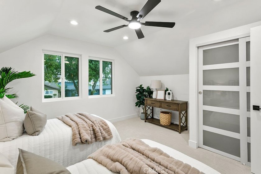 Renovated and Gorgeous: 3 HOMES on 1 LOT. Lease this compound - photo 8