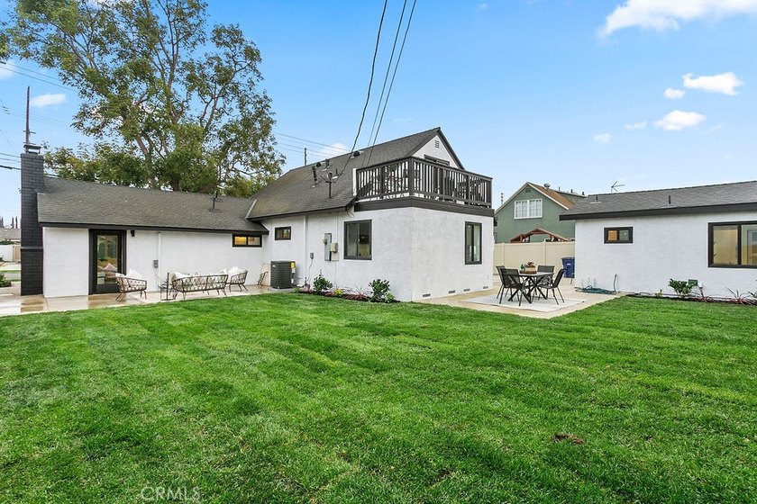 Renovated and Gorgeous: 3 HOMES on 1 LOT. Lease this compound - photo 9
