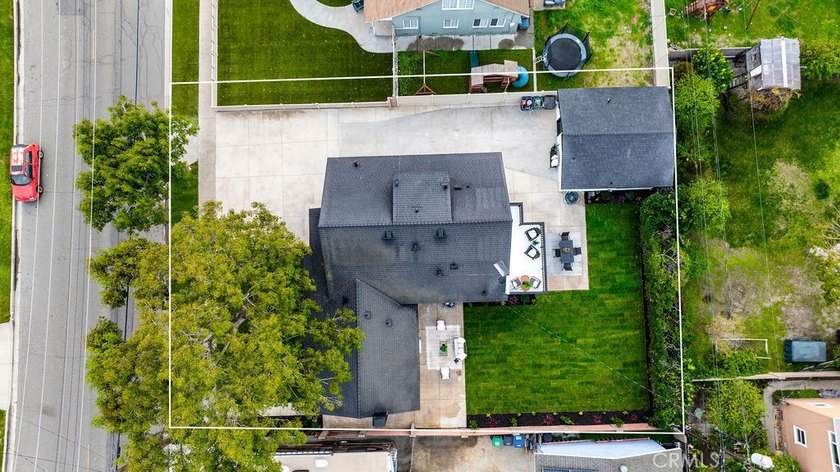 Renovated and Gorgeous: 3 HOMES on 1 LOT. Lease this compound - photo 10