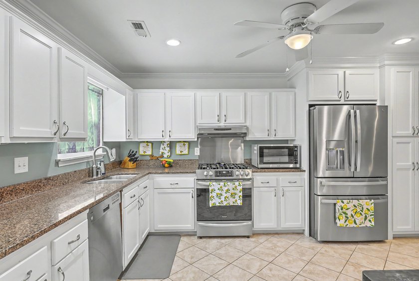 This spacious approximately 3,600-square-foot split-level home - photo 7