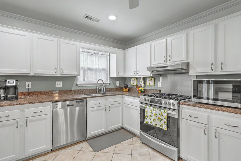 This spacious approximately 3,600-square-foot split-level home - photo 8