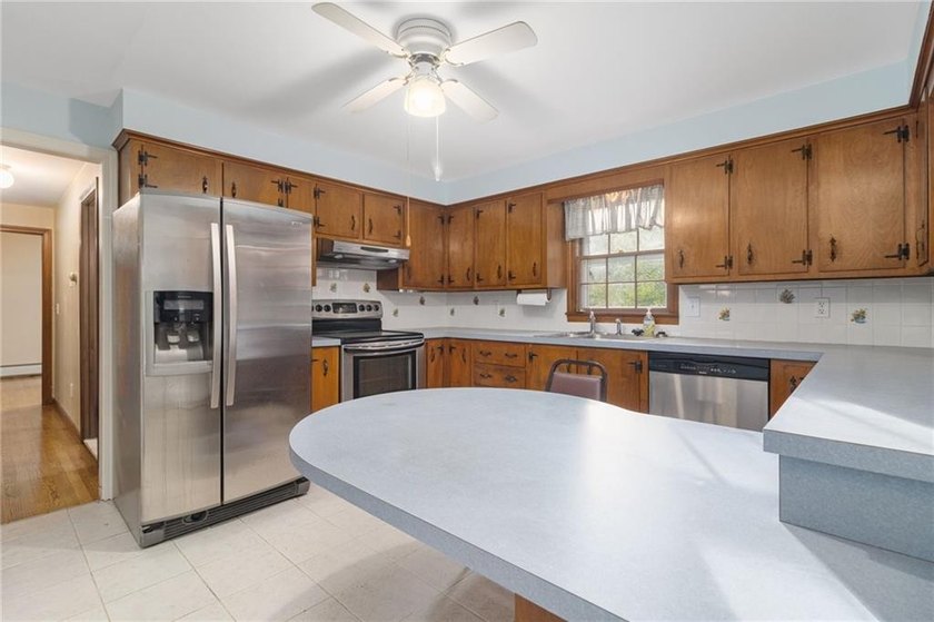 Welcome to 350 Essex Road in North Kingstown. This - photo 4