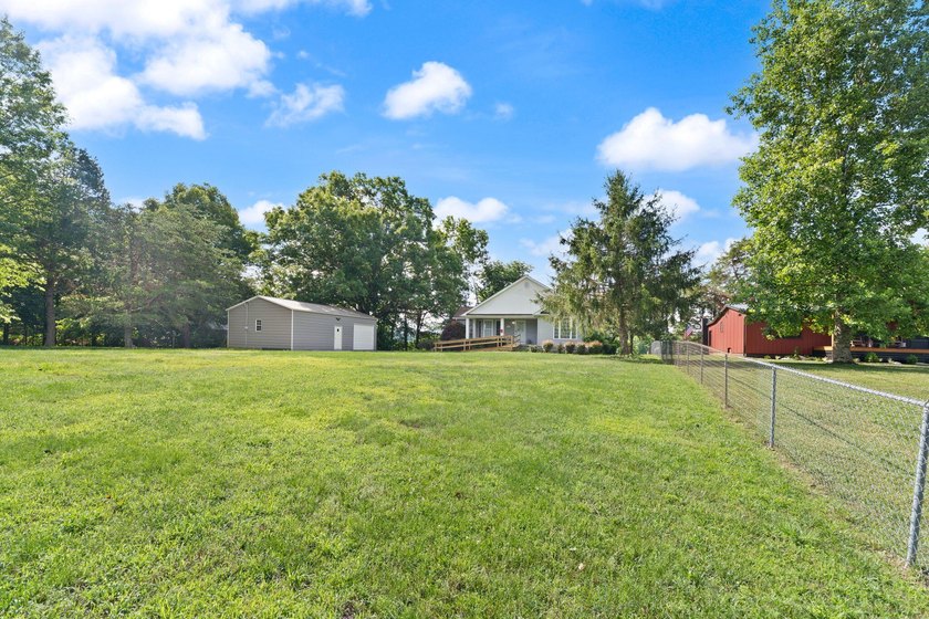 Welcome to your Lake Cumberland retreat! This charming 2-bedroom - photo 3