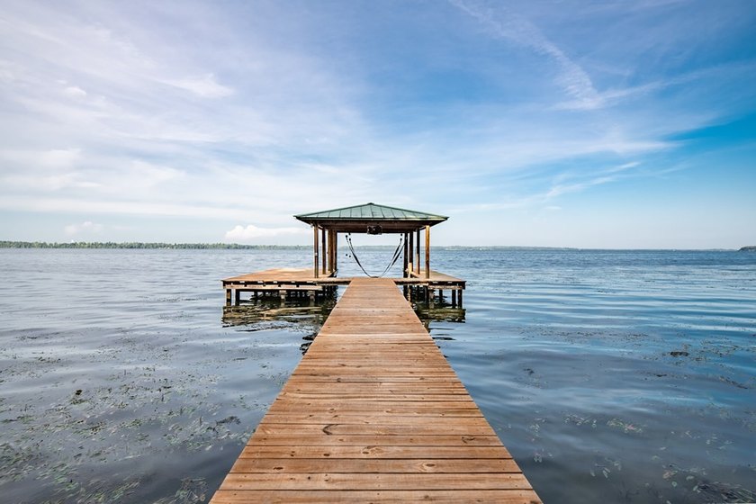 Nestled on the widest, most breathtaking expanse of Lake - photo 2