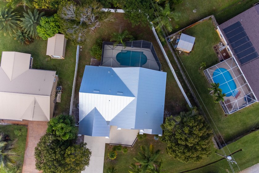 Discover this amazing home Pool home featuring 3 bedrooms, 2 - photo 5