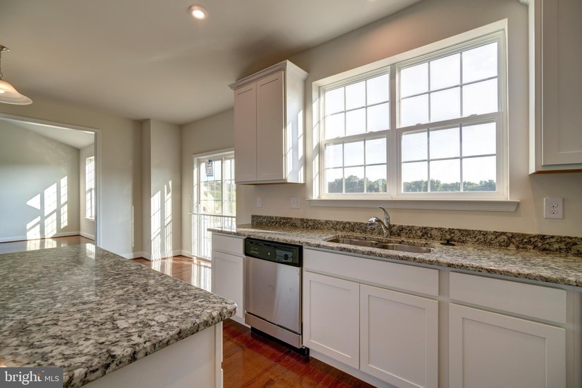 The Legend features a 1st-floor owner suite with a grand - photo 15