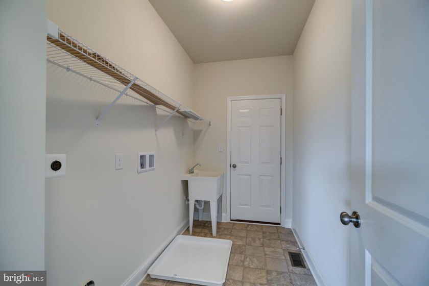 The Legend features a 1st-floor owner suite with a grand - photo 23