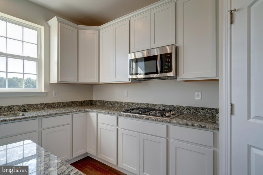 The Legend features a 1st-floor owner suite with a grand - photo 26