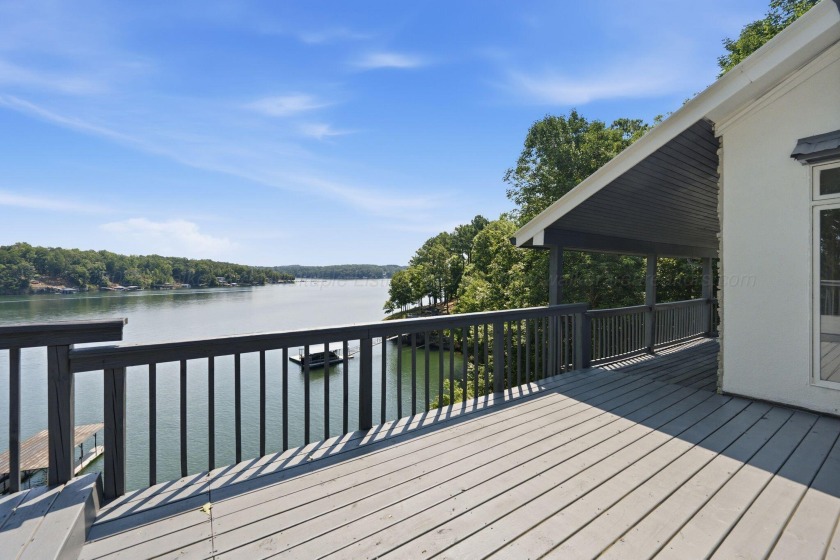 Smith Lake (Rock Creek) A fully renovated lake cottage on a nice - photo 16