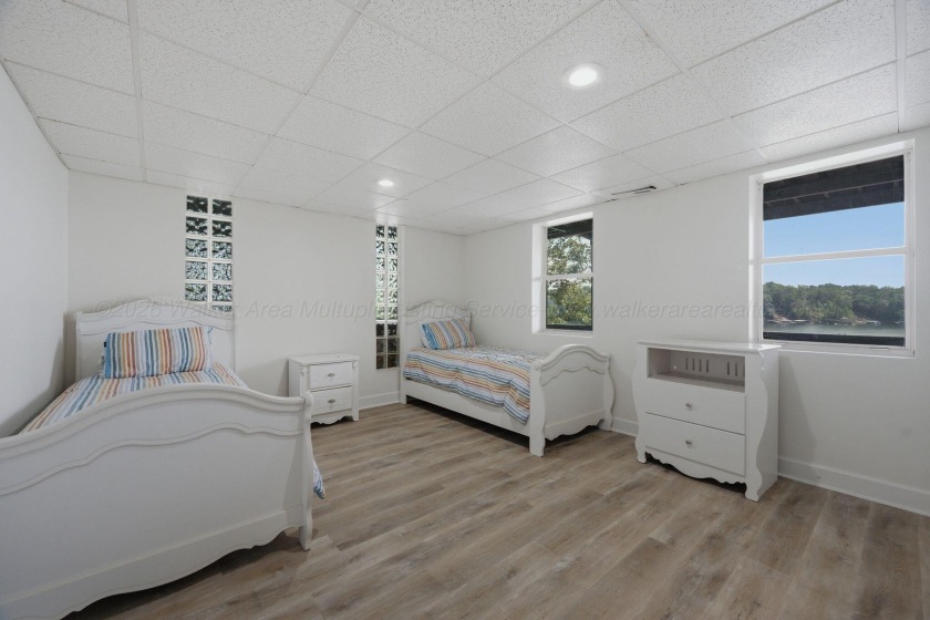 Smith Lake (Rock Creek) A fully renovated lake cottage on a nice - photo 31