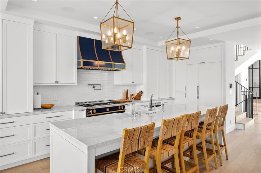 This fully furnished rental is available for the months of - photo 22