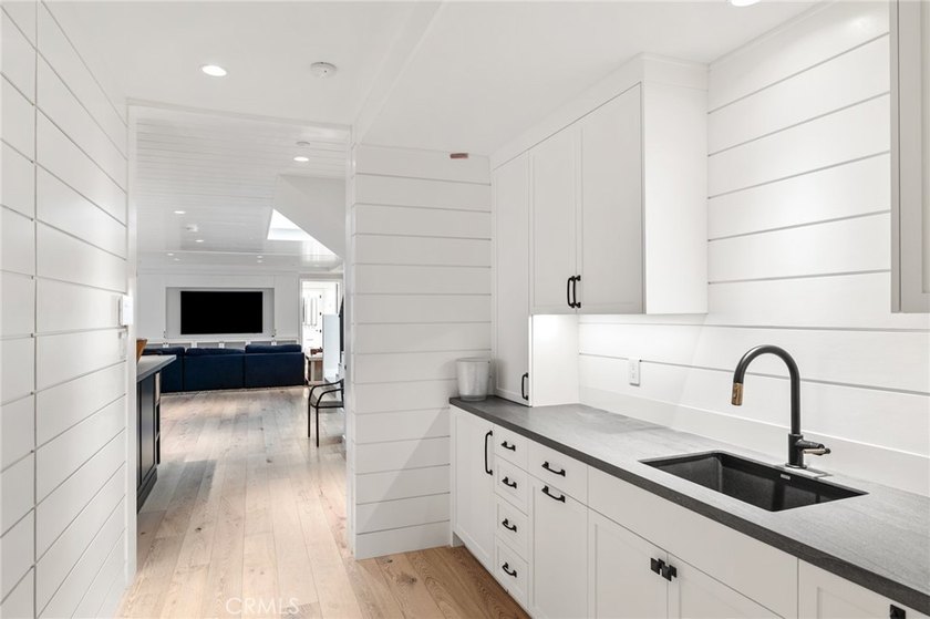 This fully furnished rental is available for the months of - photo 33
