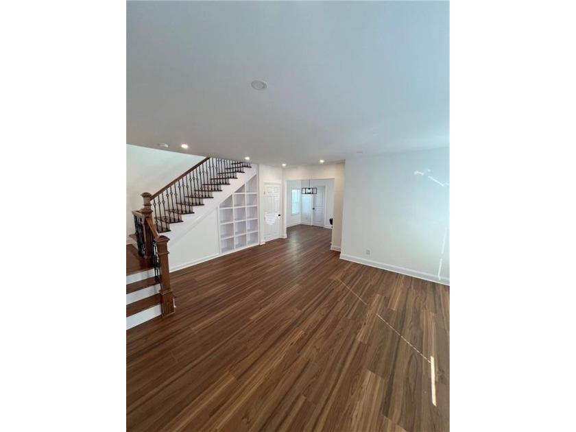 Beautifully remodeled single-family cottage located in Newport's - photo 3