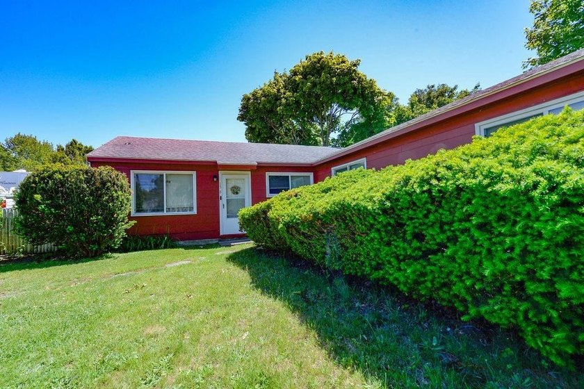 This side-by-side duplex, situated on a desirable corner lot in - photo 2