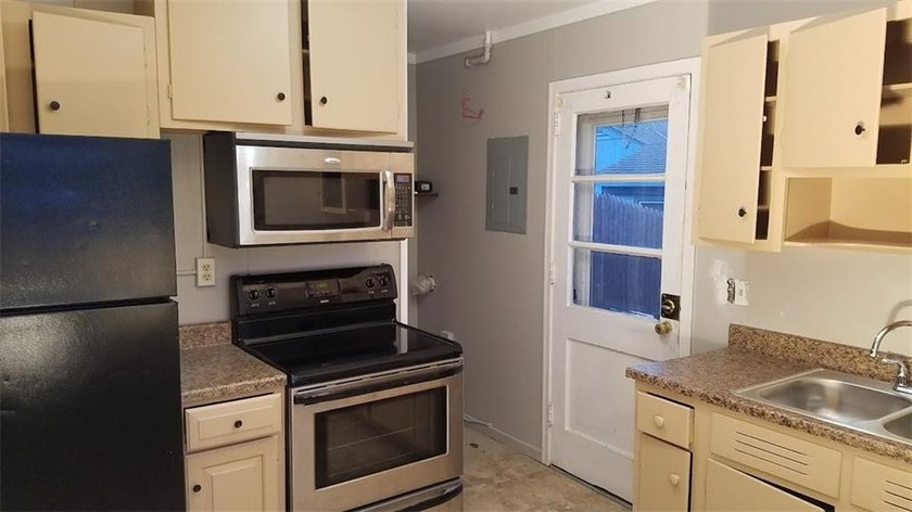 This side-by-side duplex, situated on a desirable corner lot in - photo 7