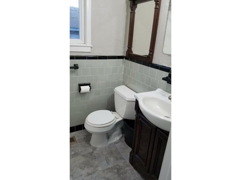 This side-by-side duplex, situated on a desirable corner lot in - photo 8