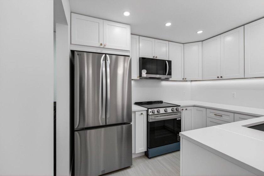 Fully Remodeled &amp; Move-In Ready! This stunning, fully renovated - photo 15