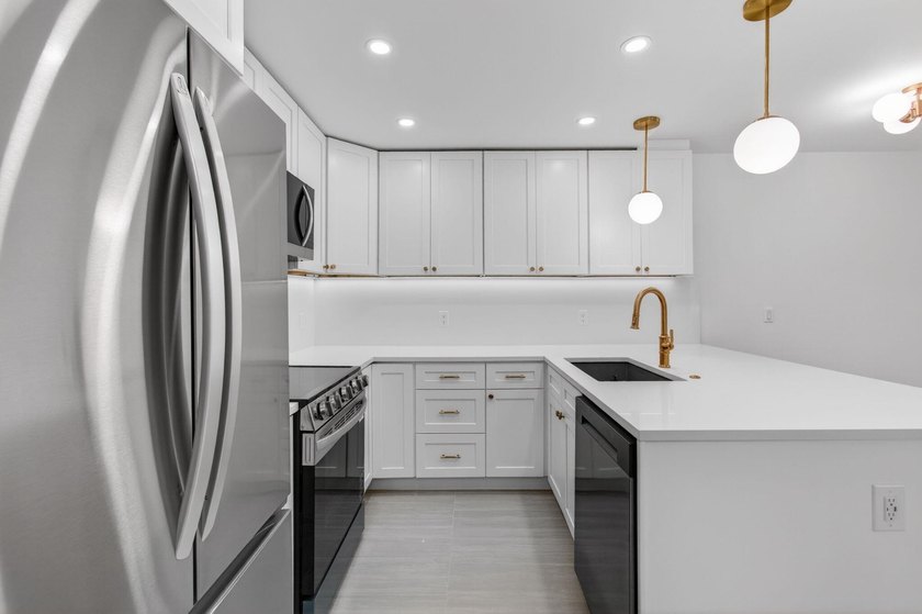 Fully Remodeled &amp; Move-In Ready! This stunning, fully renovated - photo 16