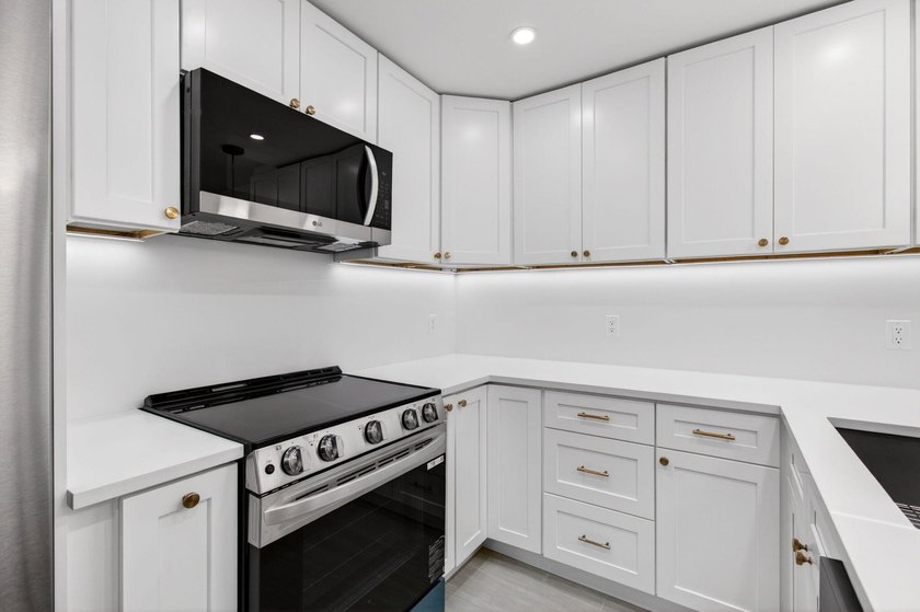 Fully Remodeled &amp; Move-In Ready! This stunning, fully renovated - photo 18