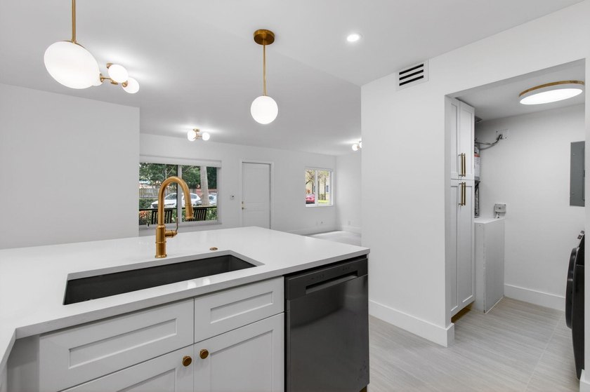 Fully Remodeled &amp; Move-In Ready! This stunning, fully renovated - photo 19