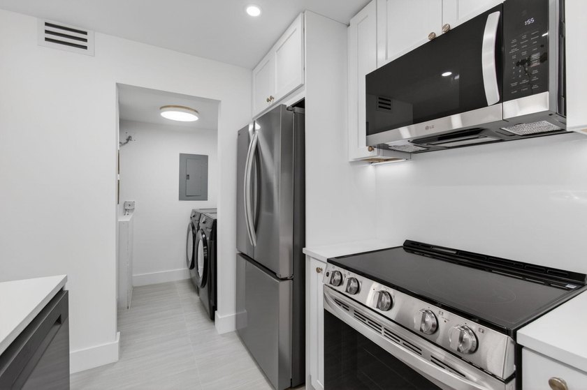 Fully Remodeled &amp; Move-In Ready! This stunning, fully renovated - photo 20