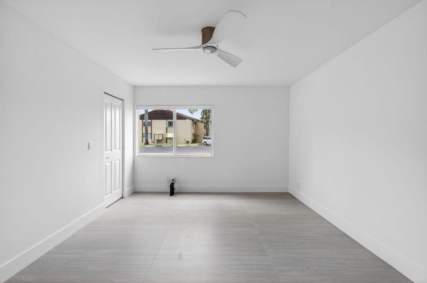 Fully Remodeled &amp; Move-In Ready! This stunning, fully renovated - photo 32