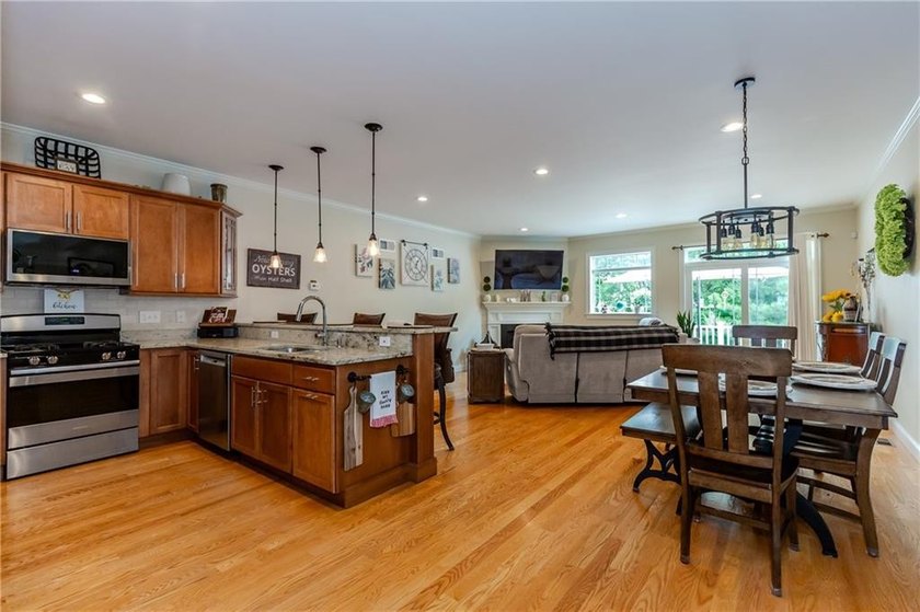 Immaculate and turnkey, this exceptional condominium offers - photo 2
